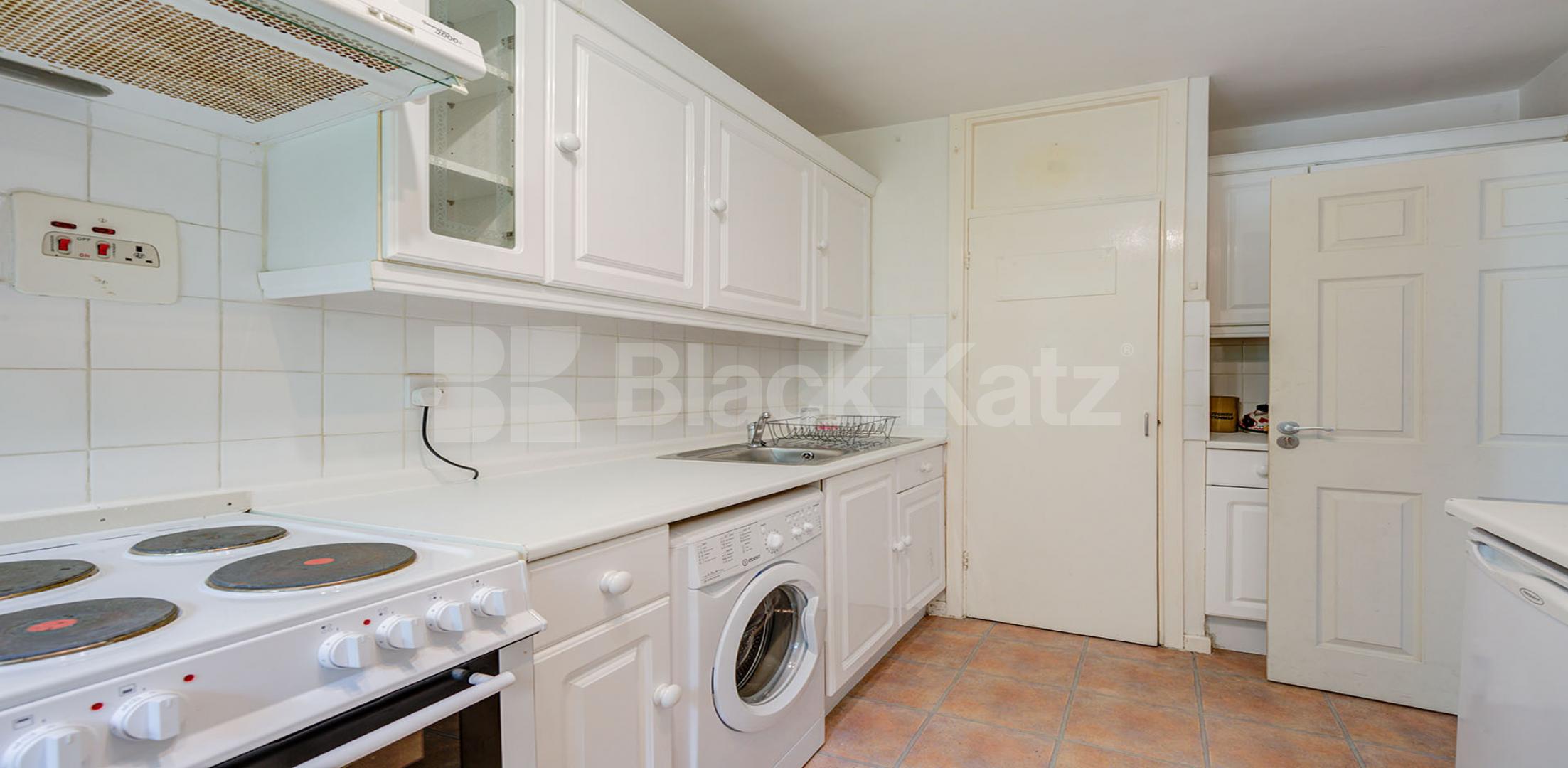 Spacious 4 bed , no lounge, mins to tube, shops and UCL Munster Square, Regents Park / Camden